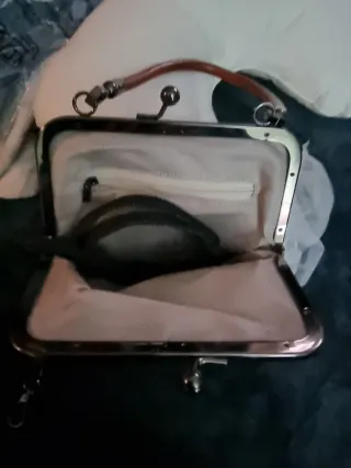 Bolso de mano gris y marrón