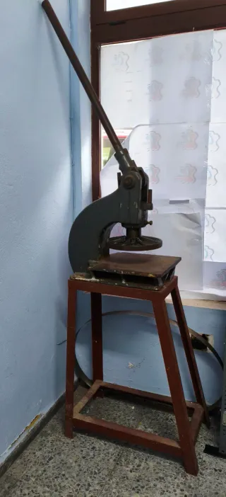 Máquina troqueladora manual