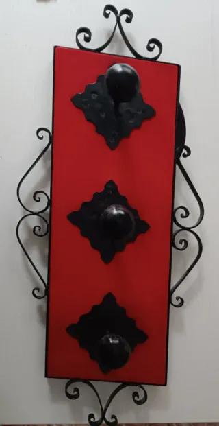 Perchero de forja rojo y negro