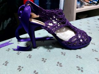 Sandalia morada encaje tacón alto