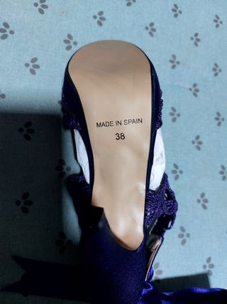 Sandalia morada encaje tacón alto