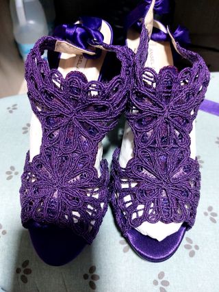 Sandalia morada encaje tacón alto