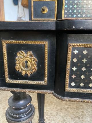 Escritorio antiguo negro y dorado