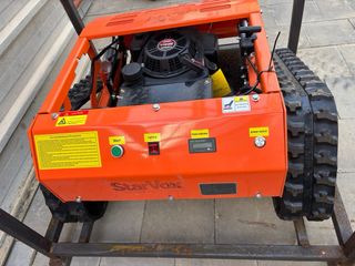 Robot cortacésped naranja