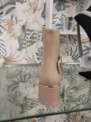 Botines beige con hebilla dorada