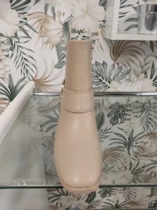 Botines beige con hebilla dorada