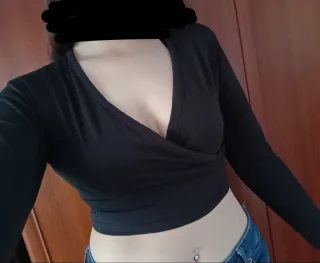 Top negro escote cruzado manga larga