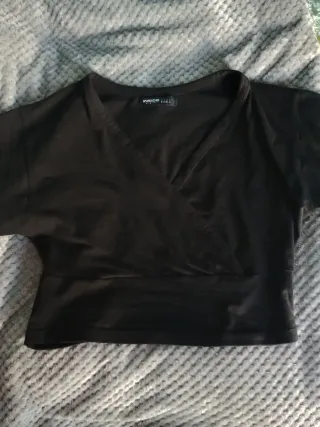 Top negro escote cruzado manga larga