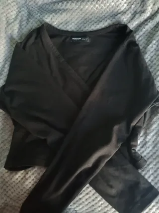 Top negro escote cruzado manga larga