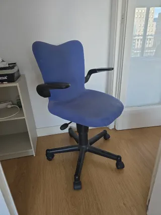 Silla de oficina ergonómica azul