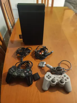 PS2 con 2 mandos y 6 juegos