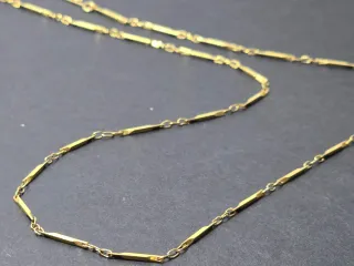 Catena dorata con maglie rettangolari