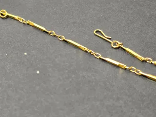 Catena dorata con maglie rettangolari