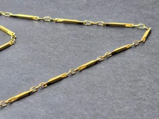 Catena dorata con maglie rettangolari