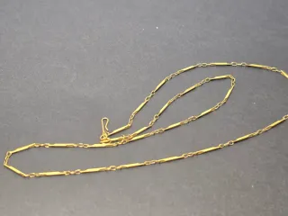 Catena dorata con maglie rettangolari