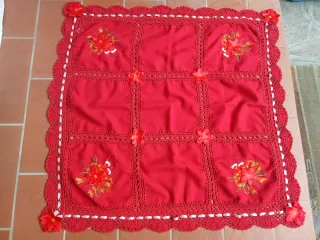 Tovaglia rossa con fiori e pizzo