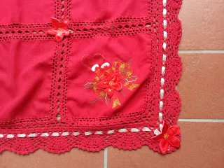Tovaglia rossa con fiori e pizzo
