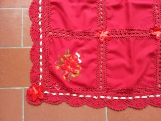 Tovaglia rossa con fiori e pizzo