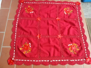 Tovaglia rossa con fiori e pizzo