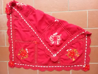 Tovaglia rossa con fiori e pizzo