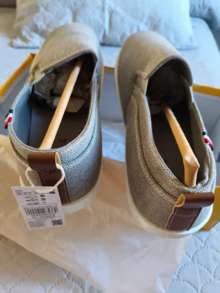 Zapatillas casuales gris y blancas