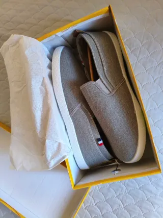 Zapatillas casuales gris y blancas