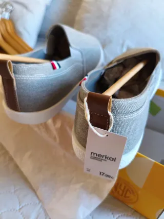 Zapatillas casuales gris y blancas