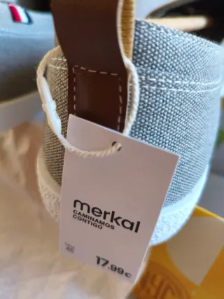 Zapatillas casuales gris y blancas