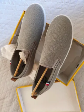 Zapatillas casuales gris y blancas