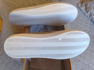 Zapatillas casuales gris y blancas