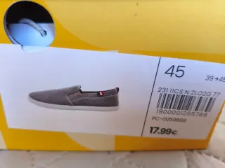 Zapatillas casuales gris y blancas