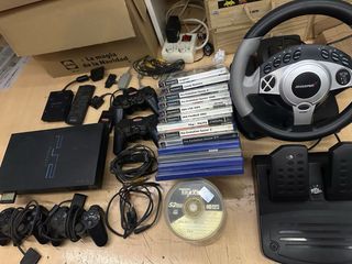 Consolle PlayStation 2 con giochi e accessori