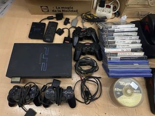 Consolle PlayStation 2 con giochi e accessori