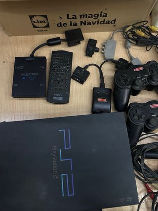 Consolle PlayStation 2 con giochi e accessori