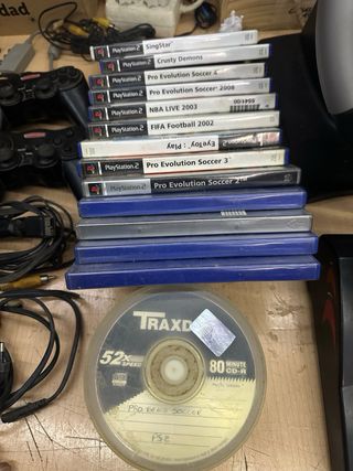 Consolle PlayStation 2 con giochi e accessori