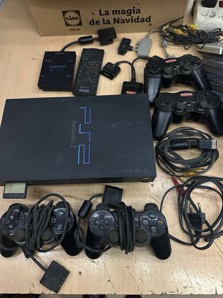 Consolle PlayStation 2 con giochi e accessori