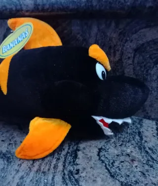 Peluche Tiburón Negro y Naranja