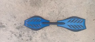 Skate de dos ruedas azul