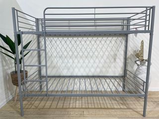 Litera metálica gris