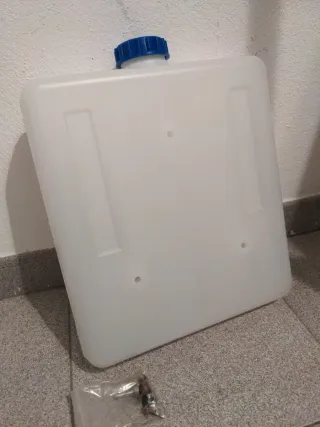 Depósito de combustible blanco