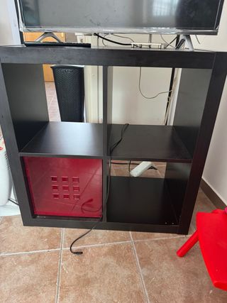 Mueble organizador negro y rojo