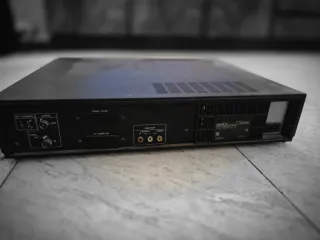Vídeo Sony VHS Hi-Fi Stereo con su mando