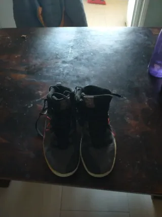 Scarpe da ginnastica nere e rosse