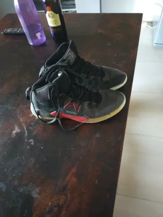 Scarpe da ginnastica nere e rosse