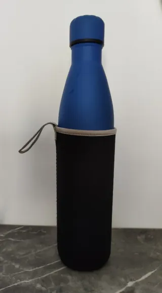 Borraccia blu con custodia nera