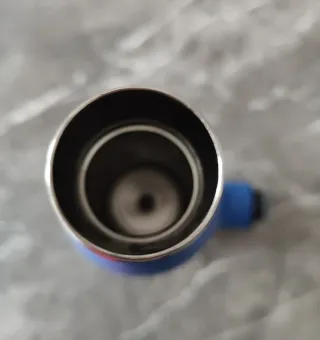 Borraccia blu con custodia nera