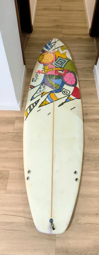Tabla de surf con diseño artístico