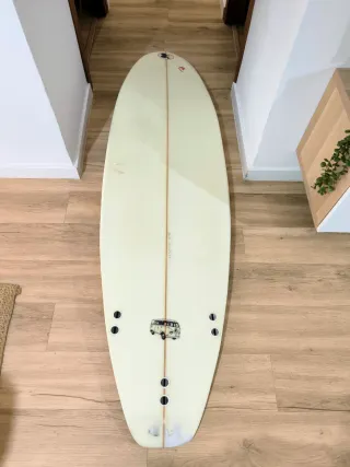 Tabla de surf con diseño artístico