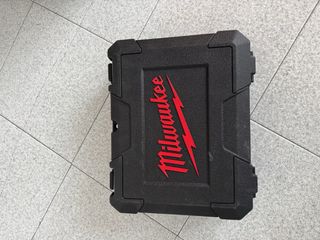 Taladro Milwaukee M12 con batería y maletín nuevo