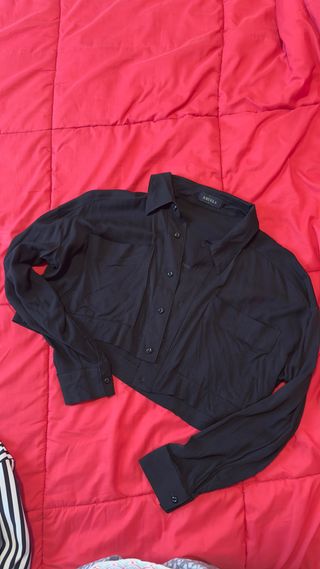 Blusa corta negra de manga larga